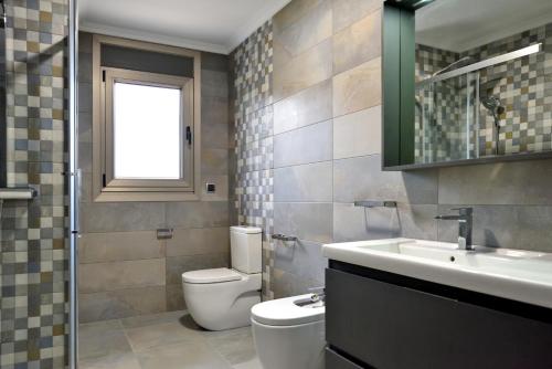 een badkamer met een toilet, een wastafel en een raam bij Casa Ribeira Sacra in Bóveda