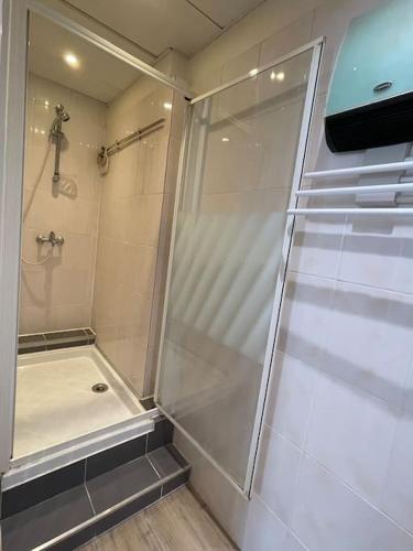 une douche avec une porte vitrée dans une salle de bain dans l'établissement F2 Résidence Eurotel n°5 avec vue sur le Cher, Centre - Ville, à Montluçon