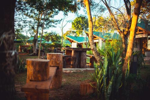 un parco con tavolo da picnic e alberi di Irová Apart Hotel a Posadas