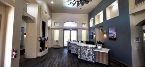 un hall avec un salon de coiffure et un comptoir dans l'établissement WorldMark Rancho Vistoso, à Oro Valley