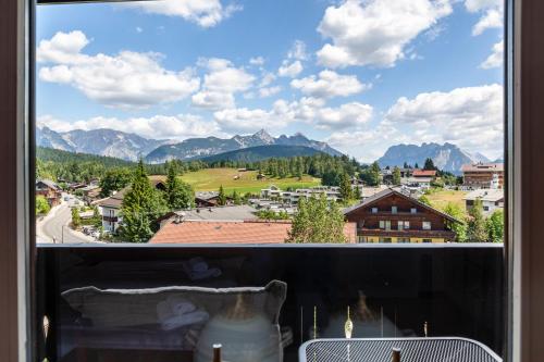 Vista generica sulle montagne o vista sulle montagne dall'interno dell'appartamento