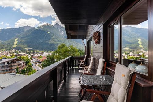 Vista generica sulle montagne o vista sulle montagne dall'interno dell'appartamento