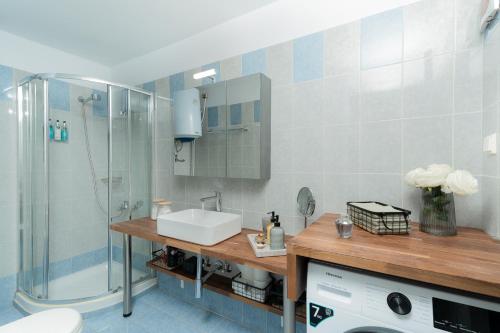 La salle de bains est pourvue d'un lavabo et d'une douche. dans l'établissement Livingstone Cottage by A&D Properties, à Pórto Ráfti