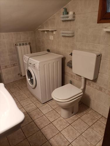 a bathroom with a toilet and a washing machine at Appartamenti Santa Chiara in Assisi