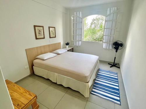 um quarto com uma cama e uma janela em Apartamento Grande - Privado - 3 quartos com 1 suíte em Piracicaba