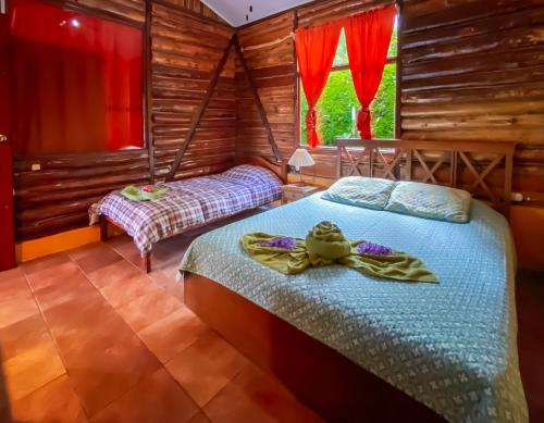 Postel nebo postele na pokoji v ubytování Arenal Garden Lodge