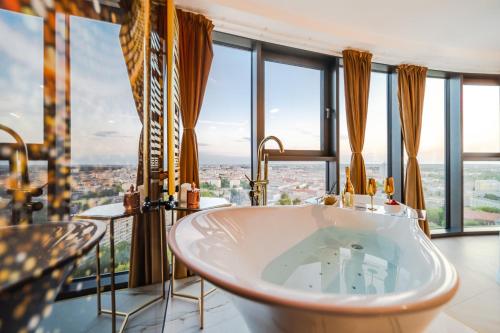 Hanza Tower GOLD-21 Deluxe 63m2 with Pool & Spa