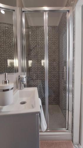 Ένα μπάνιο στο Rooms & Studio Apartments Šibenik