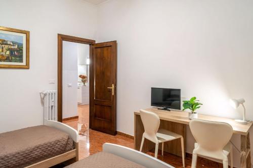 - une chambre avec un bureau, un lit, un bureau et des chaises dans l'établissement La Maison D'Amelia, à Rome