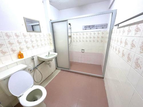 y baño con ducha, aseo y lavamanos. en 6-12Pax The Premium House 2 - Heart Of Sunway en Petaling Jaya