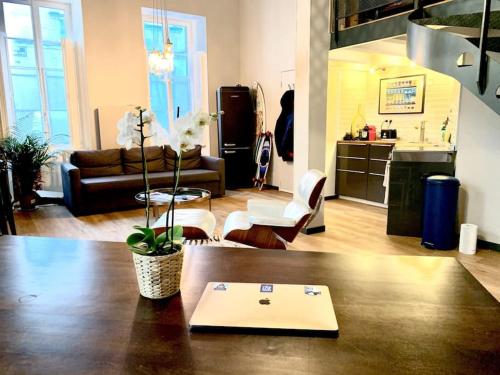 un salon avec une table avec un ordinateur portable dessus dans l'établissement Charming apartment in the Chartrons district, à Bordeaux