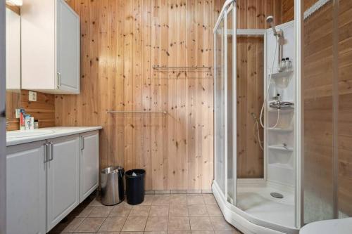 a bathroom with a shower with a glass door at Romslig hytte med natur og gode fiskemuligheter! in Lødingen