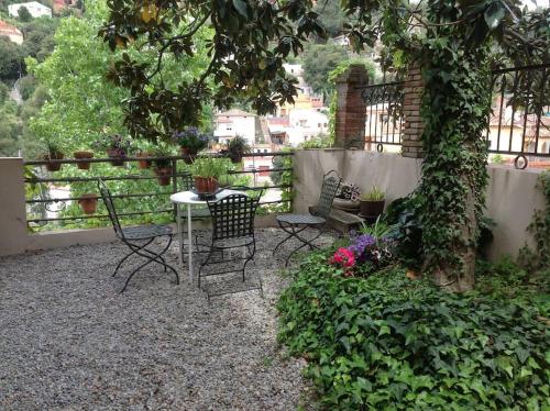 a patio with chairs and a table in a garden at casabelladona Barcelona in Barcelona