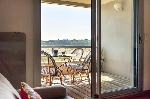 Habitación con balcón con mesa y sillas. en SUNSHINE - Appartement 2pers - terrasse vue mer - Dinard, en Dinard