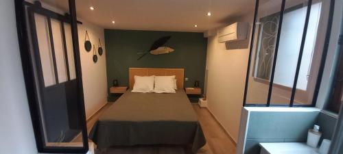 una piccola camera con un letto in una stanza di location maison de vacances jusqu'à 6 personnes près du port et de la plage a Le Barcarès