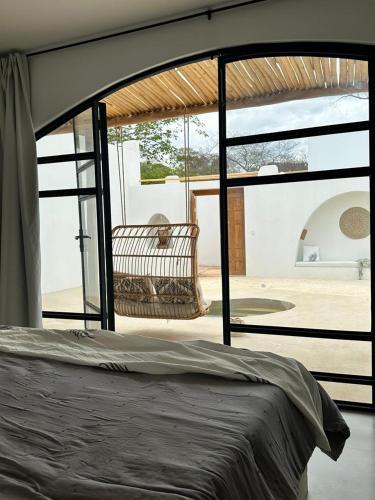 Ένα ή περισσότερα κρεβάτια σε δωμάτιο στο Las Guapas Villas Tamarindo