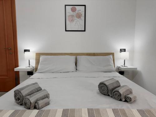 1 dormitorio con 1 cama con 2 toallas en Casa Vacanze Maride, en Capitana