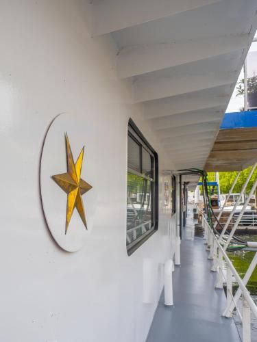 un bâtiment avec une étoile sur le mur dans l'établissement Nautica Jansen, à Maastricht