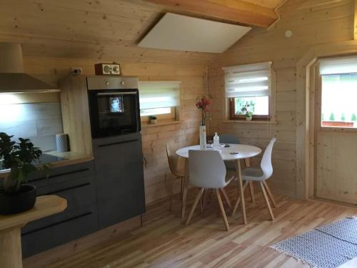 a kitchen and dining room with a table in a cabin at Ferienhäuschen Nationalpark Gesäuse in Admont