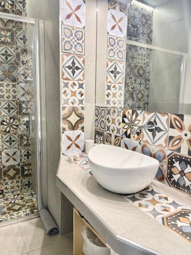 Ένα μπάνιο στο D'Angiò Rooms-Manfredi Homes&Villas