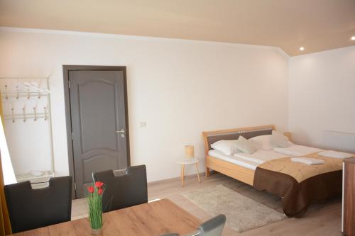 Un dormitorio con una cama y una mesa. en Gästehaus COCO, en Krems an der Donau