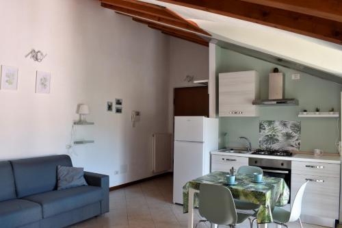 Gussago的住宿－La mansarda，一间带桌子的客厅和一间厨房