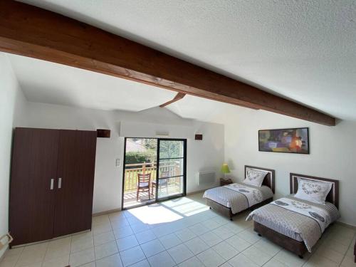 - un salon avec 2 lits et un balcon dans l'établissement Splendide villa avec piscine, à Messanges