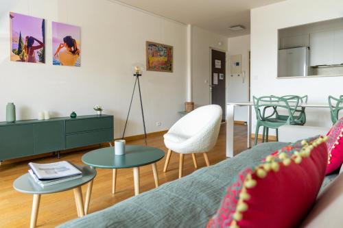 sala de estar con sofá y mesa en SUNSHINE - Appartement 2pers - terrasse vue mer - Dinard, en Dinard