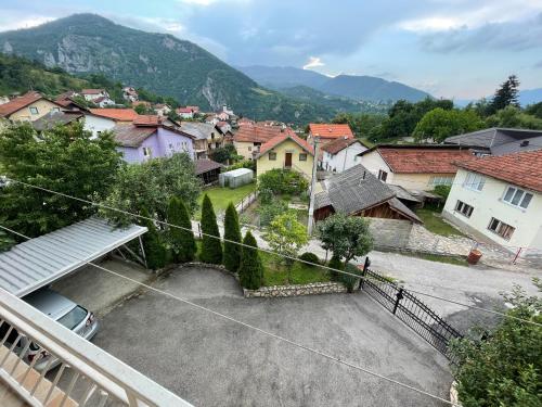 - une vue sur une ville avec des montagnes en arrière-plan dans l'établissement Apartman Mila, à Višegrad