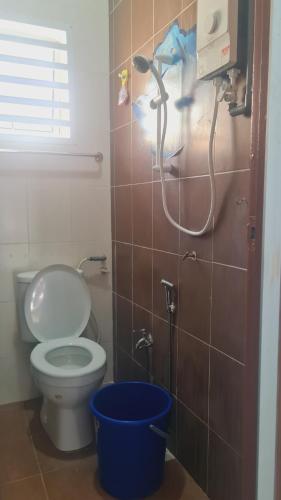 uma casa de banho com um WC e um chuveiro em Anjung KLIA House 31 With Neflix & Airport Shuttle em Banting