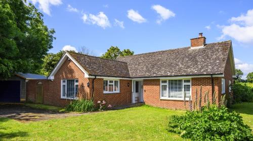 uma casa de tijolos vermelhos com relva em APPLEDOWN - Secluded Rural Retreat in Kingsdown, 10 mins to BEACH em Kent