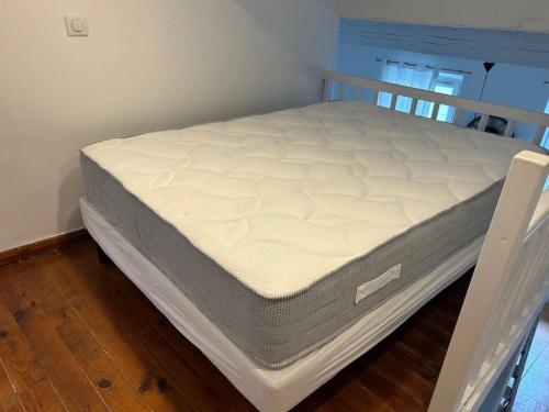 - un matelas sur un cadre de lit dans une chambre dans l'établissement *Blue Éden* Au cœur du village, à Cassis