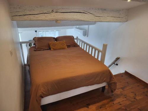 une chambre avec un lit dans une pièce dans l'établissement *Blue Éden* Au cœur du village, à Cassis