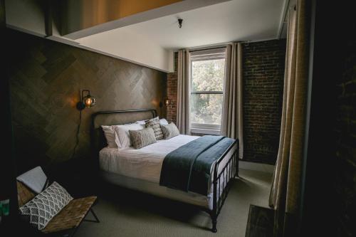 sypialnia z dużym łóżkiem i oknem w obiekcie Historic Jacksonville Inn w mieście Jacksonville