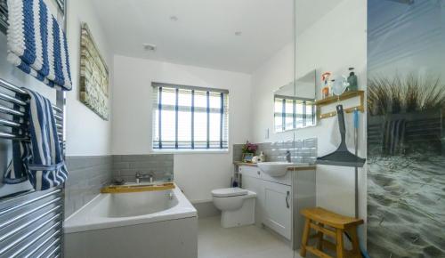 a bathroom with a sink and a tub and a toilet at APPLEDOWN - Secluded Rural Retreat in Kingsdown, 10 mins to BEACH in Kent