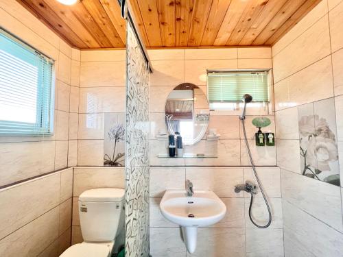 a bathroom with a toilet and a sink at 旭緣咖啡民宿 in Taitung City