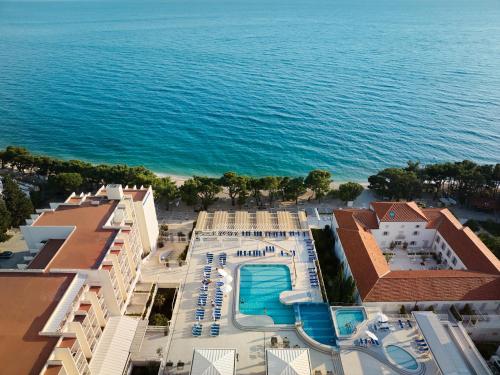 Luftblick auf ein Resort und das Meer in der Unterkunft Bluesun Hotel Alga in Tučepi