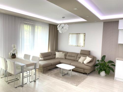 uma sala de estar com um sofá e uma mesa em Die Eleganz - Exclusive Apartment near the City Center em Bratislava