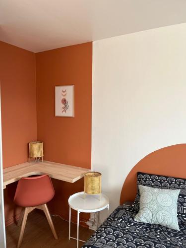 een slaapkamer met een bed, een bureau en een tafel bij Terra Residence - Superbe, calme et lumineux in Thonon-les-Bains