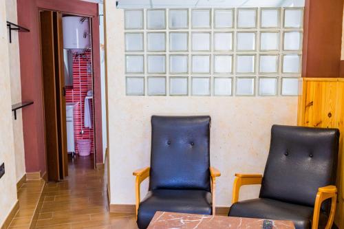 two chairs in a room with a table at Apartamento Horno Castril in Castril