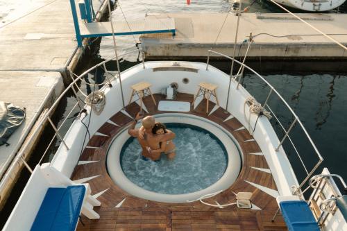 um homem numa piscina num barco na água em AMAZING in ORTIGIA em Siracusa