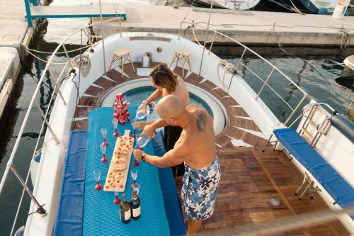 um homem e uma mulher a jogar um jogo num barco em AMAZING in ORTIGIA em Siracusa