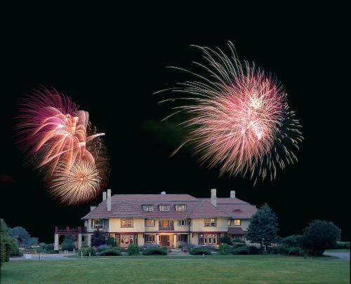 uma casa com fogos de artifício a explodir no céu atrás dela em The Mansion at Ocean Edge Resort & Golf Club em Brewster