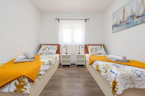 1 Schlafzimmer mit 2 Betten und einem Fenster in der Unterkunft MY DALMATIA - Villa Pezer with heated swimming pool, sauna and Jacuzzi in Benkovac