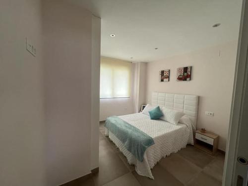 a bedroom with a bed and a window at APARTAMENTOS CAMINO A RIBEIRA in Quiroga