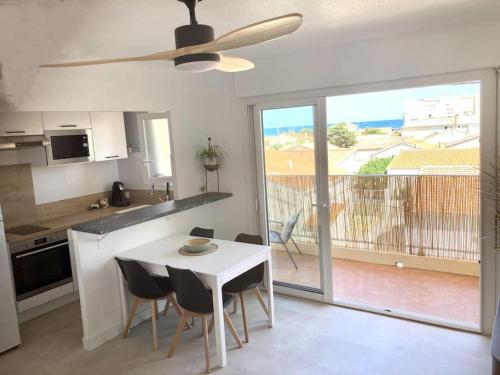 Il dispose d'un balcon et d'une cuisine avec une table et des chaises. dans l'établissement Cap au sud !, à Narbonne-Plage