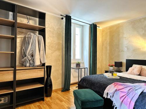 ロヴィニにあるRomeo apartments Rovignoの小さなベッドルーム(ベッド1台、窓付)