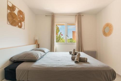 une chambre avec un lit avec deux ours en peluche dessus dans l'établissement Villa vue mer presqu'ile de giens avec piscine, à Hyères