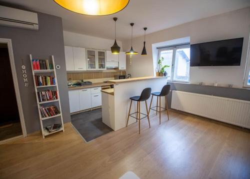 A kitchen or kitchenette at K22 Apartman