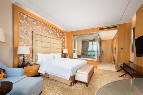 Una televisión o centro de entretenimiento en Crowne Plaza Xiangyang by IHG